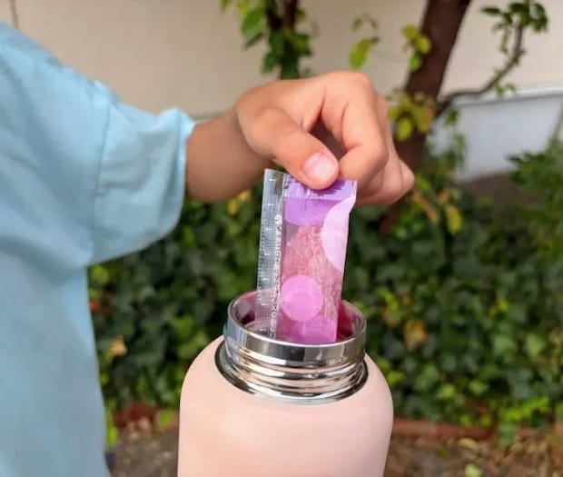 水筒からゼリーを取り出す子供の手の写真（撮影：grapeフード編集部）