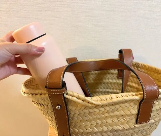 バッグに水筒を入れる写真（撮影：grapeフード編集部）