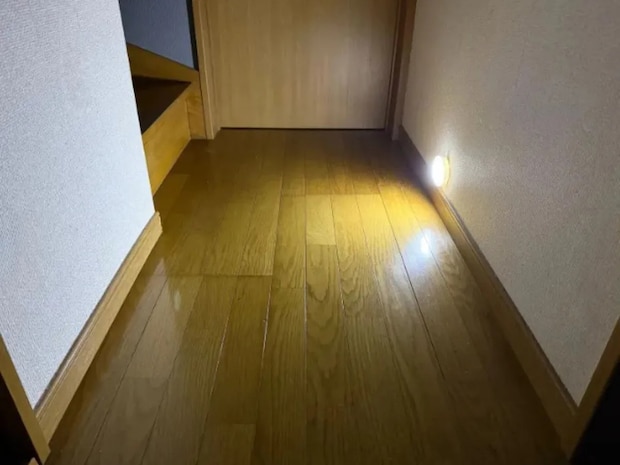 暗い玄関や廊下にペタリ! キャンドゥで買って設置した440円のモノが…?