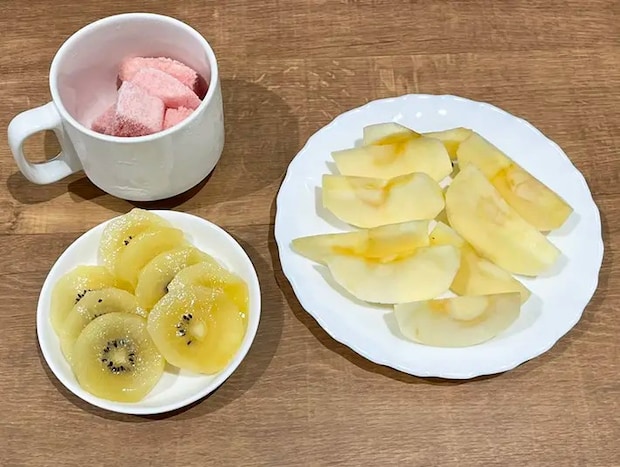 カットしたキウイ、リンゴとスイカを並べる写真（撮影：grapeフード編集部）