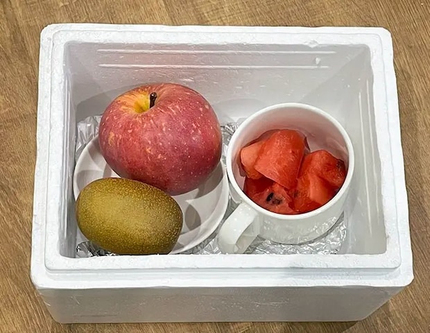 発泡スチロールにドライアイスと果物を入れる写真（撮影：grapeフード編集部）