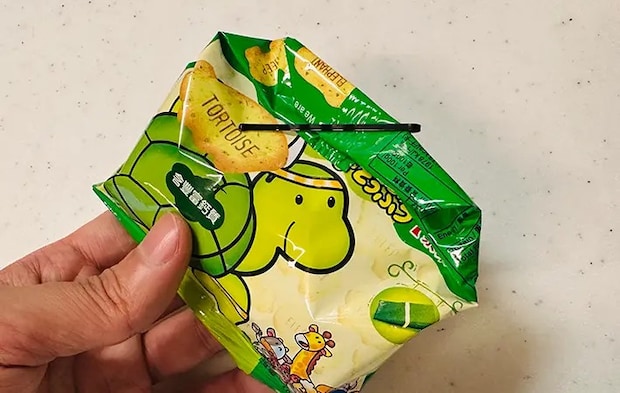 ヘアピンを使って開けたお菓子の袋を閉じている写真（grapeライフハック編集部）