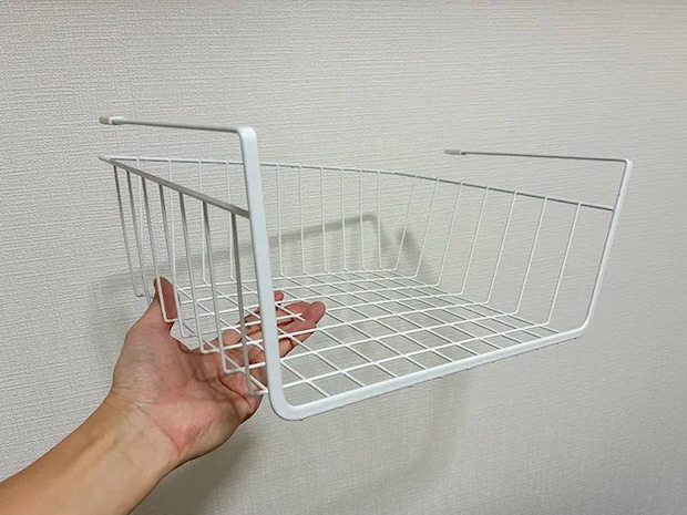 手で持った吊戸棚用バスケット（撮影：grapeライフハック編集部）