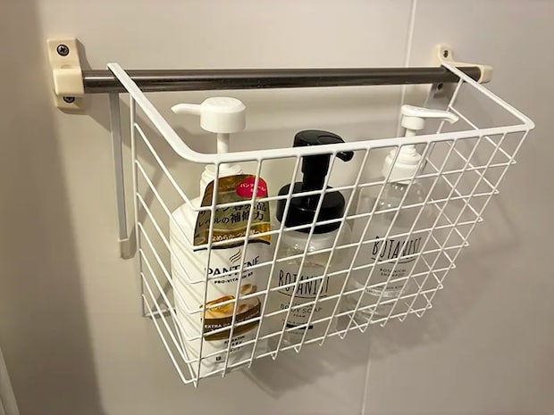 浴室でシャンプーのボトルを収納した吊戸棚用バスケット（撮影：grapeライフハック編集部）