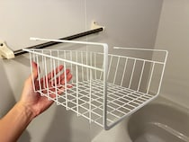 ダイソーの220円収納グッズが便利！　バスケット1つで、家中のデッドスペースを有効活用できた