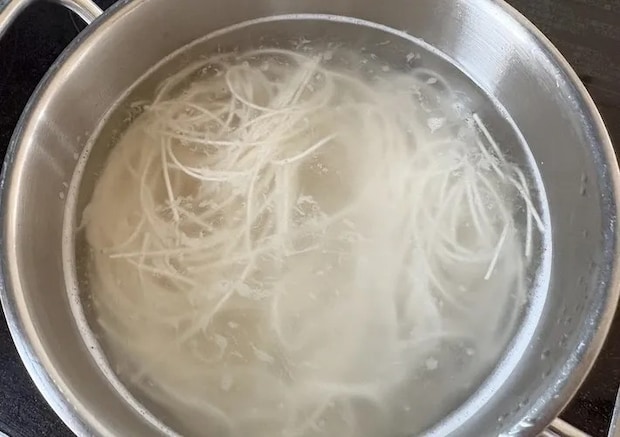 そうめんをゆでている画像（撮影：エニママ）