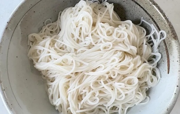 そうめんを皿に盛りつけた画像（撮影：エニママ）