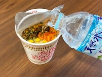カップラーメンに『水』を注ぐと？　30分後の変化に「夏の非常食にピッタリ」