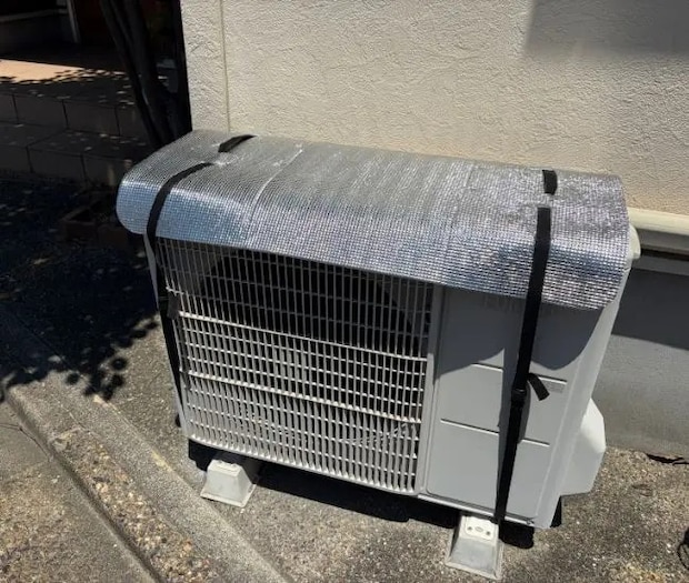 断熱シートを置いた室外機（撮影：grapeライフハック編集部）