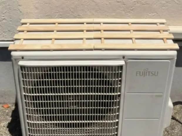 エアコンの室外機　断熱シートとの間に100均すのこを挟んだ結果、下がった温度が…