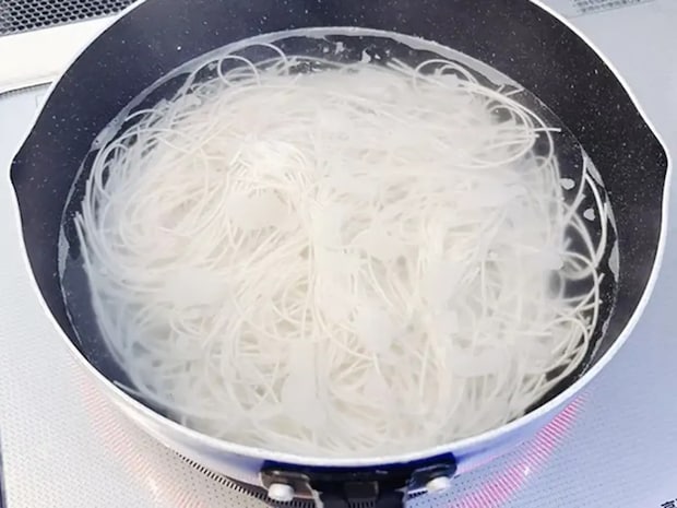 そうめんをゆでるお湯に『1ml』入れてみて！　企業のワザに「食感が違う」「安いそうめんとは思えない！」
