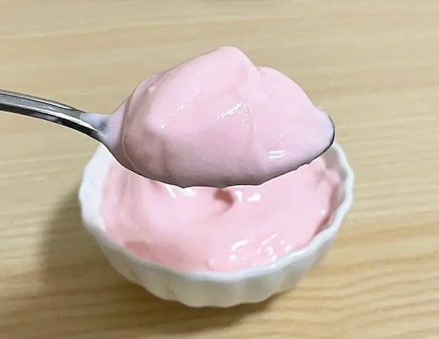 かき氷シロップを混ぜたヨーグルトの写真（撮影：grapeフード編集部）