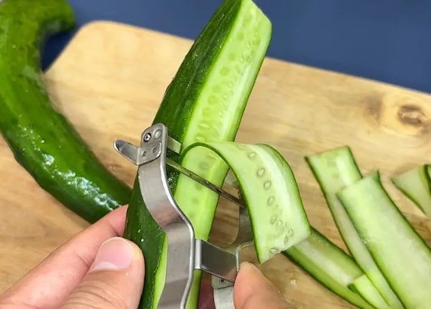 きゅうりを縦にスライスしているところの画像（撮影：キジカク）