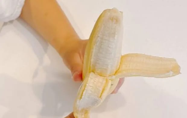 『子供がバナナを剥く』写真（撮影：キジカク）