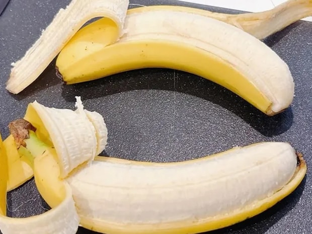 バナナはヘタから剥かないで! 反対側から剥いた結果に「食べやすい」「子供も喜ぶ!」