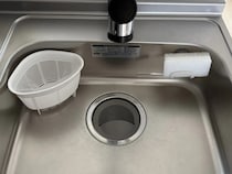 漂白剤を使う前に…　三角コーナーの黒ずみを落とす手順に「知らなかった」【ゴミ処理4選】