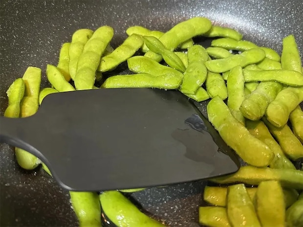 枝豆と塩と料理酒を混ぜている写真（撮影：grapeフード編集部）