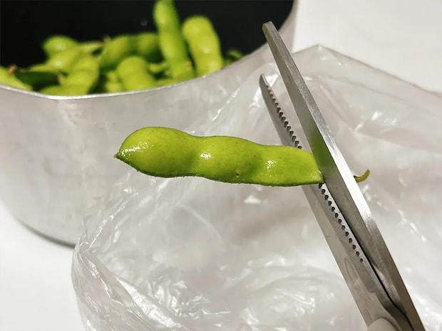 枝豆の両端を切り落とす写真（撮影：grapeフード編集部）