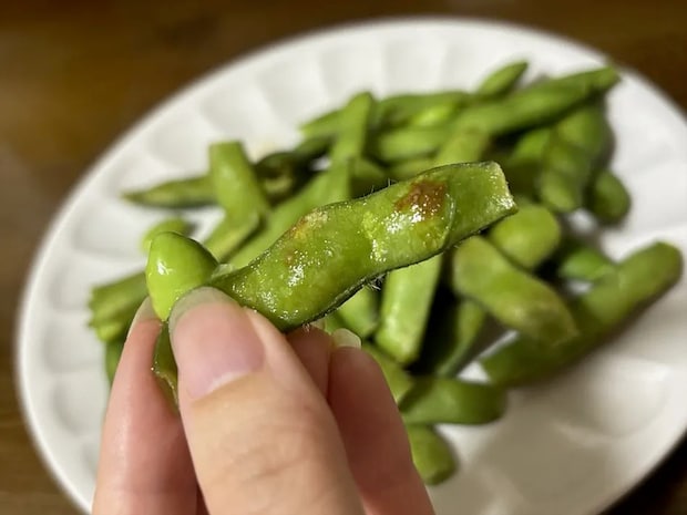 蒸した枝豆を食べる写真（撮影：grapeフード編集部）