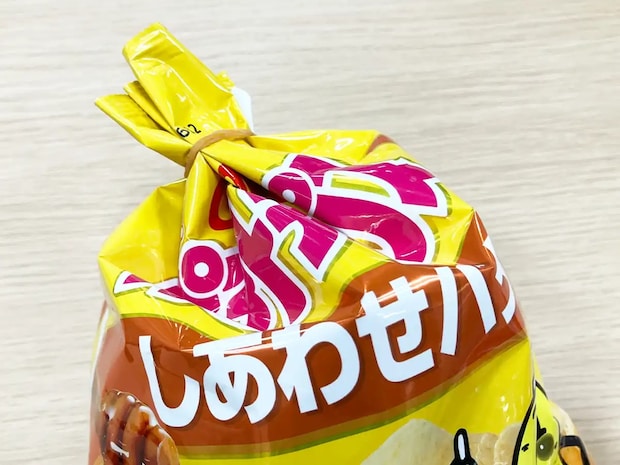 食べかけのポテトチップス、輪ゴムで結んだ『後』に? カルビーが“保管の正解”を教える