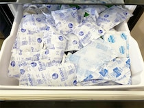 冷凍食品と保冷剤でパンパンな冷凍庫　整理のプロが収納すると【アイディア7選】