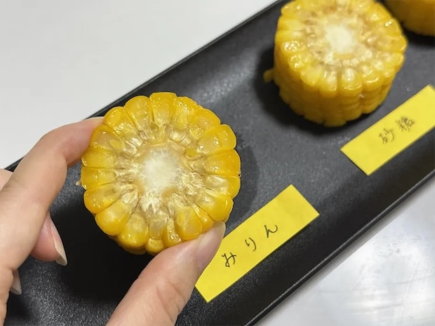 甘く煮たトウモロコシの写真（撮影：grapeフード編集部）
