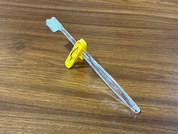 洗濯バサミをつけて立てた歯ブラシ（撮影：grapeライフハック編集部）