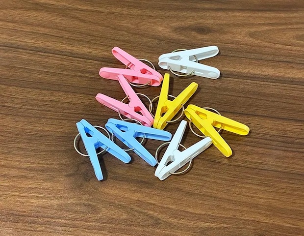 机に置かれた洗濯バサミ（撮影：grapeライフハック編集部）