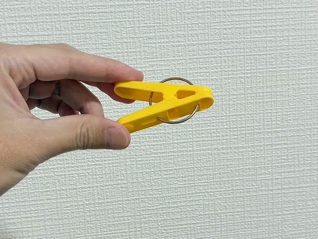 指で持った洗濯バサミ（撮影：grapeライフハック編集部）