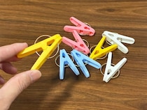 洗濯バサミが夏の旅行で役立つ！　持ち物ストレスを解消する2つの方法が「便利」