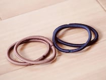 ウエストにヘアゴム『1本』引っかけて… 伸び縮みして履きやすくなる『裏ワザ』【再利用術4選】