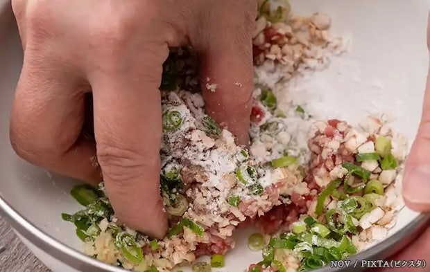 シイタケの肉詰めを作る工程の写真