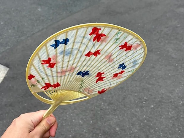 濡らした布うちわであおぐ場面（撮影：grape編集部）