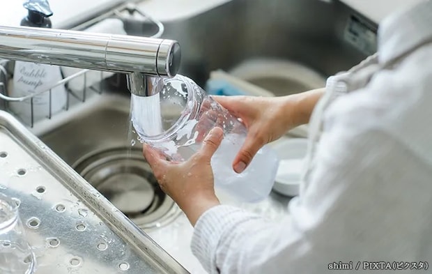 麦茶を入れる容器を洗う写真