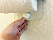 ホルダーのつけ根に『ブックエンド』を差し込むと、快適！　狭いトイレでおすすめの収納術