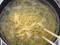 パスタを2時間水に浸けて放置！　できたものに「食感が変わった」「これからもやる」