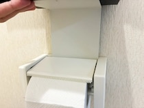 ブックエンドをホルダーの『つけ根』に差し込むと快適　狭いトイレが見違える裏技とは