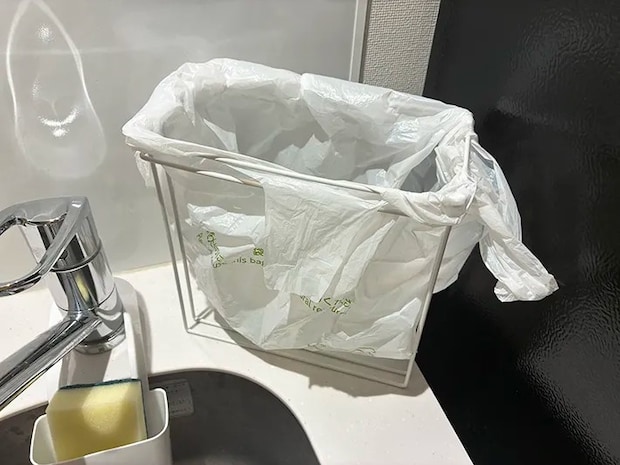 ビニール袋をセットしたワイヤーふきんかけ（撮影：grapeライフハック編集部）