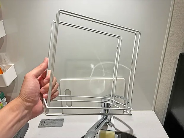 キッチンで持ったワイヤーふきんかけ（撮影：grapeライフハック編集部）
