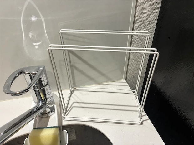 100均ふきんかけを『逆』に置くだけ！　2つのキッチン収納活用法に「万能」