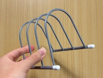 110円の『キッチンスタンド』　じゃない使い方に「収納に役立つ」「安定感抜群」