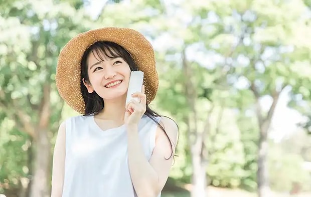 帽子をかぶる女性の写真