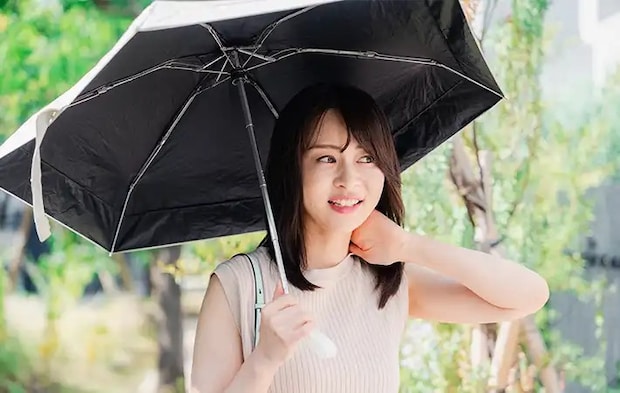 日傘をさした女性の写真