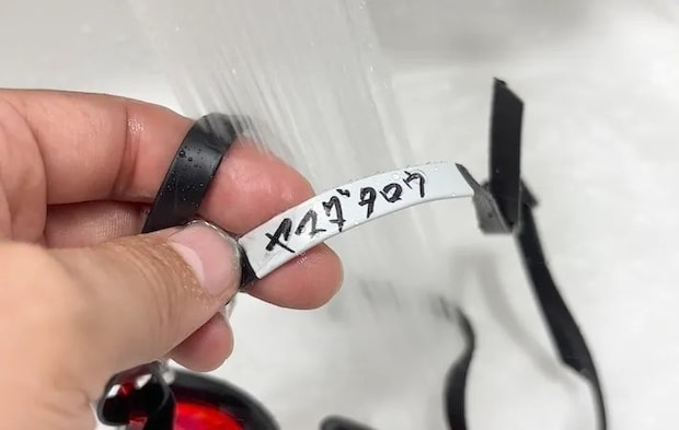 水で濡らして確認しているところの画像（撮影：キジカク）