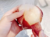 夏が旬の桃、皮を剥くなら真似して！　試した裏ワザに「苦戦してたのがウソみたい！」