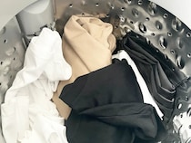 黄ばんだ白いTシャツ、洗うの待った！　プロに『洗濯の盲点』を聞いた