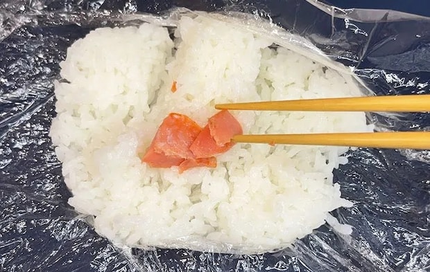 塩鮭を入れておにぎりを握っているところの画像（撮影：キジカク）