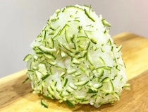 夏は『おにぎり』こう食べる！　刻んでまぶすだけで「暑い日もさっぱり」「弁当にもいい」