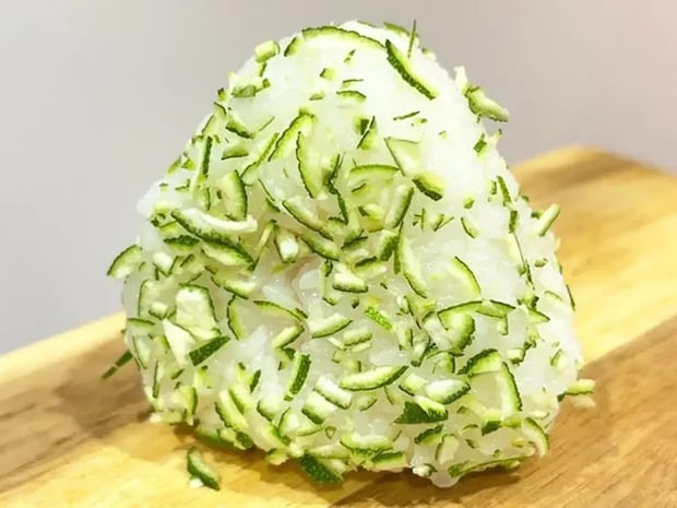夏は『おにぎり』こう食べる！　刻んでまぶすだけで「暑い日もさっぱり」「弁当にもいい」