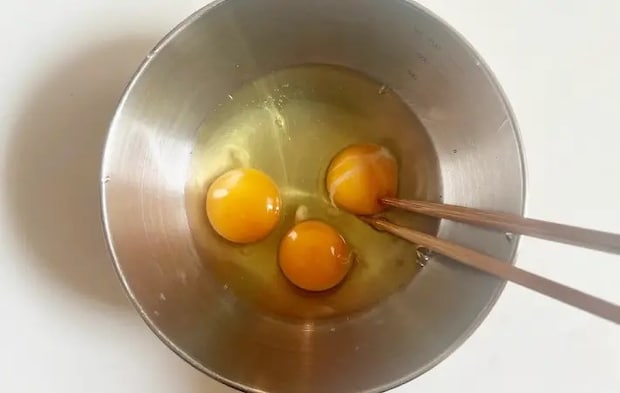 卵を混ぜている画像（撮影：エニママ）